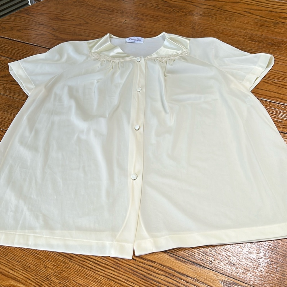 Vanity Fair Vintage yellow pajama top/bed jacket. Great condition. Size Large.